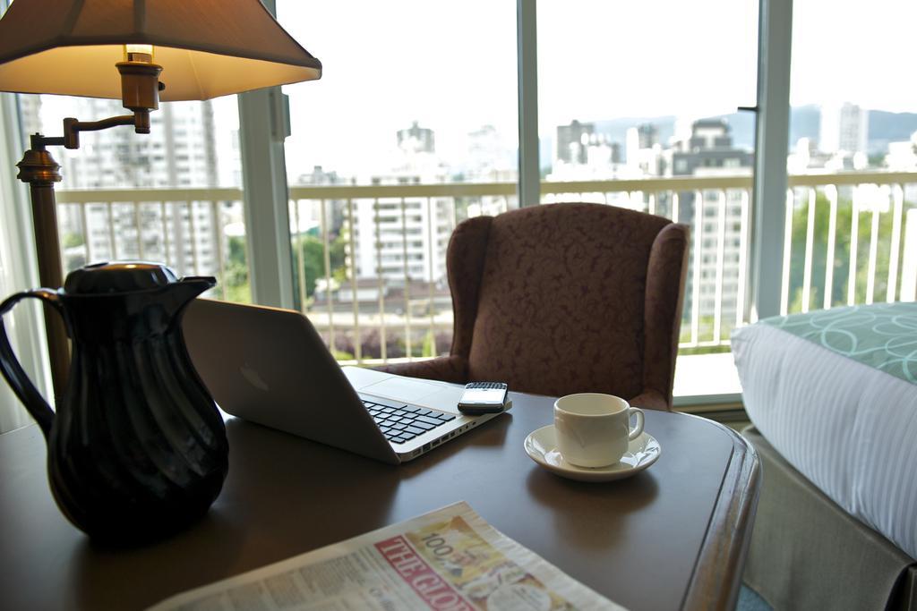 Coast Plaza Hotel And Suites Ванкувер Екстер'єр фото
