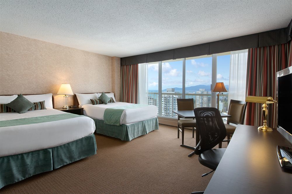 Coast Plaza Hotel And Suites Ванкувер Екстер'єр фото
