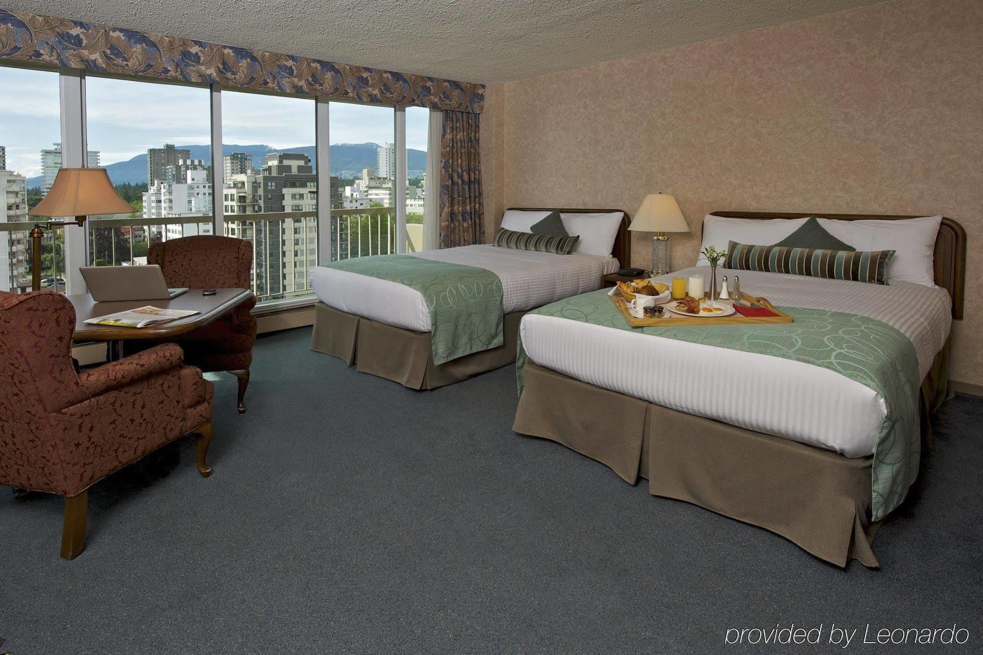 Coast Plaza Hotel And Suites Ванкувер Номер фото