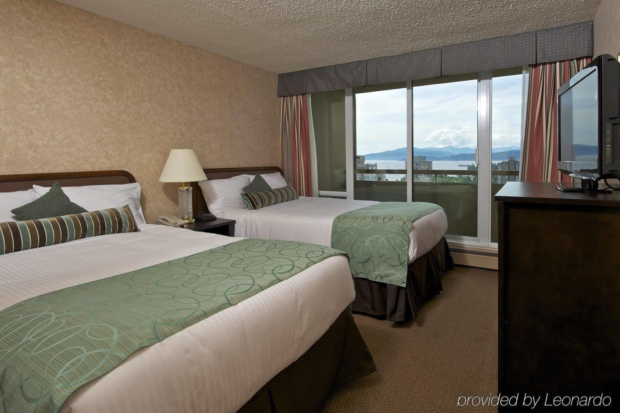 Coast Plaza Hotel And Suites Ванкувер Номер фото